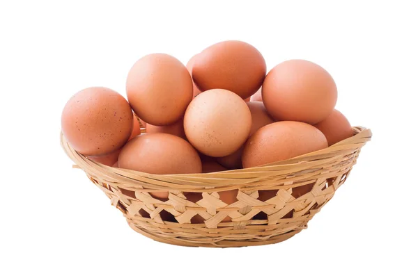 Huevos de pollo en cesta sobre fondo blanco aislado . — Foto de Stock