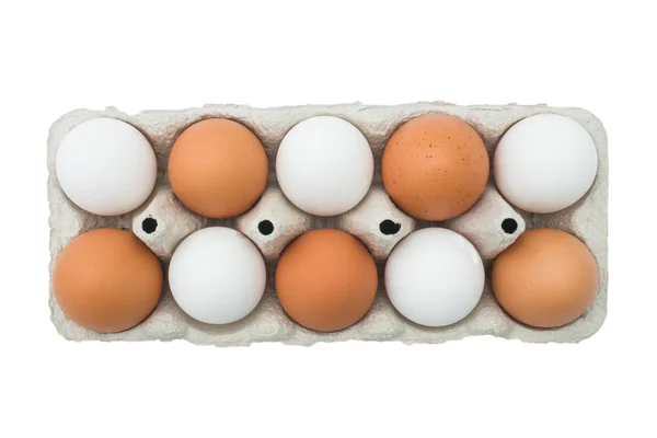 Huevos de pollo en caja de cartón aislados sobre fondo blanco . — Foto de Stock