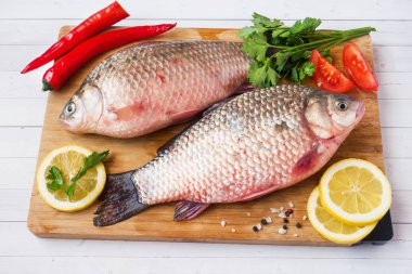 Baharatlar ve sebzeler yemek pişirmek için ham sazan balık. Üstten Görünüm. Kopya alanı.