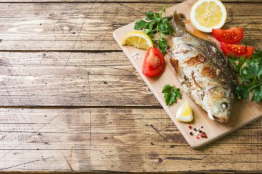 Pişmiş sazan balık sebze ve baharat alanının bir kopyasını bir ahşap tablo.