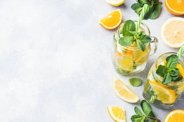 Băutură de limonadă cu apă de sodiu, frunze de lămâie și mentă în borcan pe fundal deschis. Copiați spațiul — Fotografie, imagine de stoc