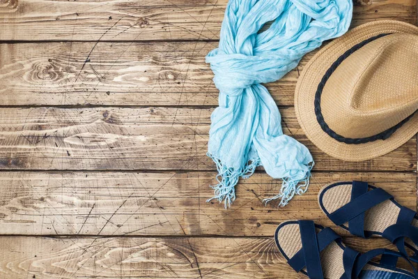 Summer women's clothes. Flat lay fashion photo. scarf and sun hat, blue sandals on wooden background. Copy space — Stock Photo, Image