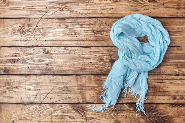 Ropa de verano para mujeres. plano laico foto de moda. Bufanda azul claro sobre fondo de madera. Copiar espacio — Foto de Stock