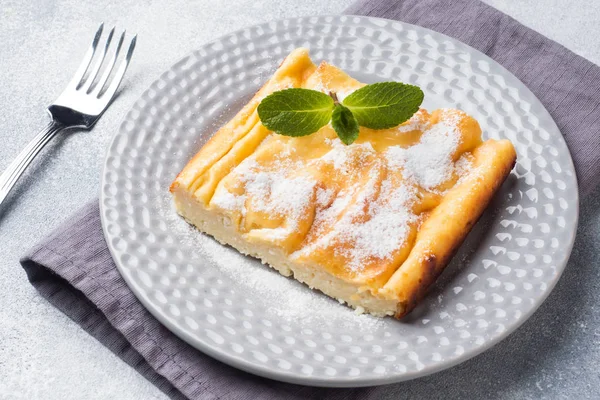 Casseruola di fiocchi di latte su un piatto con zucchero a velo e foglie di menta. Focus selettivo — Foto Stock