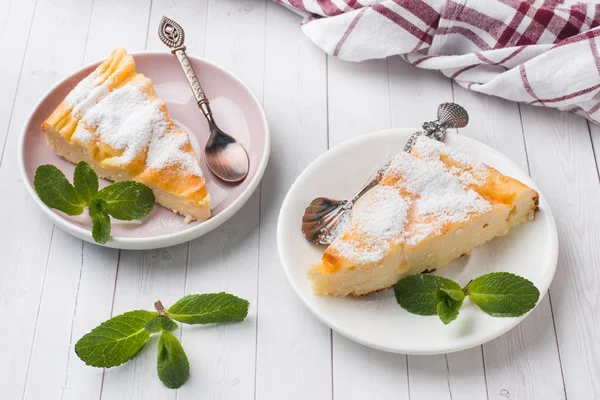 Casseruola di fiocchi di latte su un piatto con zucchero a velo e foglie di menta. Focus selettivo — Foto Stock