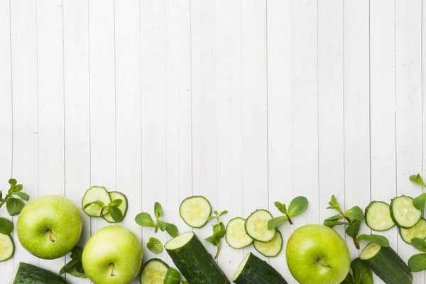 Menta de pepino verde Manzana sobre la mesa. El concepto de dieta y vegetarianismo. Copiar espacio . — Foto de Stock
