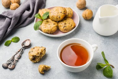 Yaban mersini ve bir plaka üzerinde fındık ile yulaf ezmesi vejetaryen muffins. Kavram sağlıklı kahvaltı.