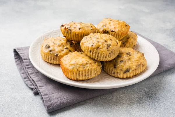 Magdalenas vegetarianas de avena con arándanos y nueces en un plato. Concepto desayuno saludable . —  Fotos de Stock