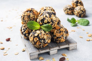 Yulaf ezmesi ve müsli ile fındık ve kuru meyve sağlıklı enerji toplar yaptı. Çiğ vegan şeker.