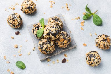 Yulaf ezmesi ve müsli ile fındık ve kuru meyve sağlıklı enerji toplar yaptı. Çiğ vegan şeker.