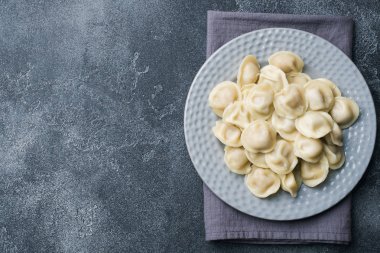 Köfte et, mantı, mantı ile doldurulmuş. Köfte doldurma ile. Rus yemekleri. Kopya alanı.