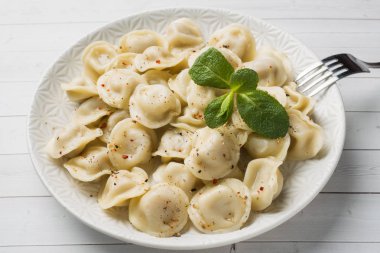 Köfte et, mantı, mantı ile doldurulmuş. Köfte doldurma ile. Rus Mutfağı.