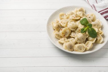 Köfte et, mantı, mantı ile doldurulmuş. Köfte doldurma ile. Rus yemekleri. Kopya alanı.