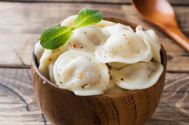 Köfte et, mantı, mantı ile doldurulmuş. Köfte doldurma ile. Rus Mutfağı.