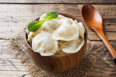 Köfte et, mantı, mantı ile doldurulmuş. Köfte doldurma ile. Rus Mutfağı.