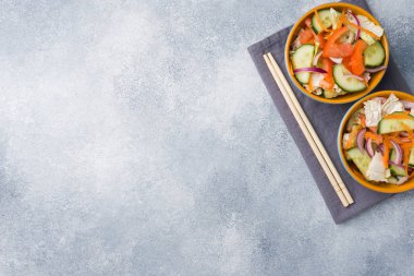 Bir tabak içinde ham taze sebze vejetaryen salata. Kavram sağlıklı beslenme.