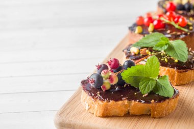 Çikolatalı hamur, Antep fıstığı ve taze berrie sandviç