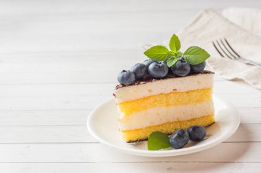 Bir sufle sır ve taze yaban mersini ile pasta. kopya alanı