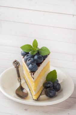 Bir sufle sır ve taze yaban mersini ile pasta. kopya alanı