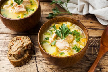 Ahşap kase taze otlar ile balık çorbası.