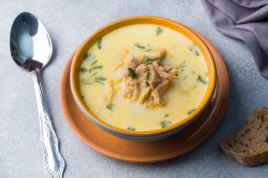 Pembe somon balık çorbası bir seramik kase krema ile.