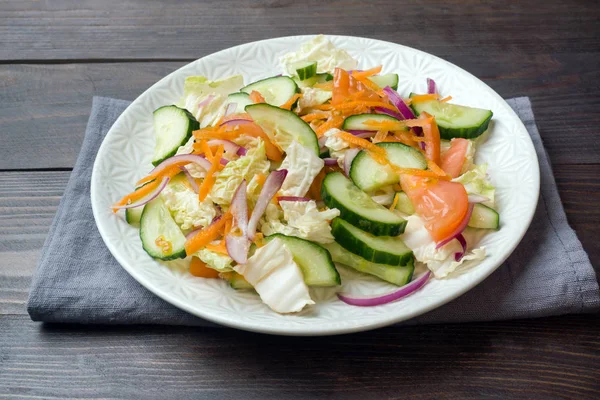 Вегетаріанські салат raw свіжі овочі на тарілку. Концепція здорового харчування копію простір — стокове фото