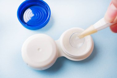 Lens depolama için kontakt lens ve Plastik Konteyner ile cımbız. Kapat şunu. Seçici odak.