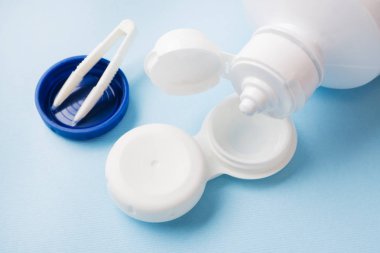 Kontakt lensler, çözüm şişesi ve lens saklama kabı. Kapat şunu. Seçici odak.