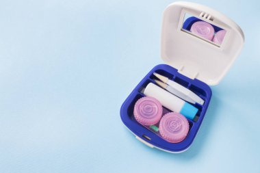 Kontakt lensler, cımbız ve nemlendirici çözelti ve damlaları için kaplar için seyahat kiti. Kopya sapce. Seçici odak.