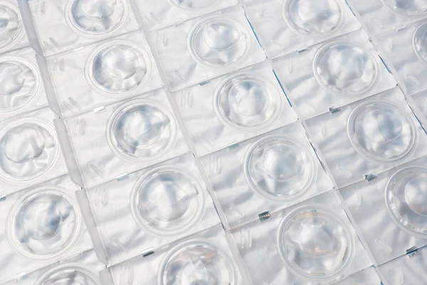 Förpackade kontakt linser i engångsbehållare av plast. Närbild. Selektivt fokus. — Stockfoto
