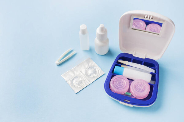 Комплект для путешествий для контактных линз, пинцета и контейнеров для увлажняющего раствора и капель. Принято. Селективный фокус
.