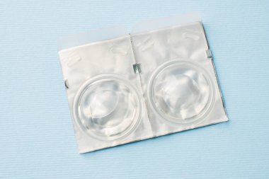 Tek kullanımlık plastik konteynerlerde paketlenmiş kontakt lensler. Kapat şunu. Seçici odak.