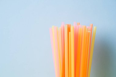 Soyut bir plastik pipet içme suyu veya alkolsüz içecekler için kullanılan renkli. Seçmeli odak. Boşluk Kopyala