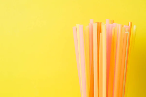 Résumez un coloré de pailles en plastique utilisées pour l'eau potable ou les boissons gazeuses. Concentration sélective. Espace de copie — Photo