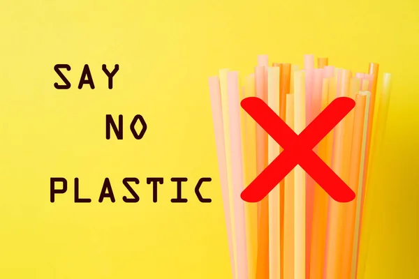 Abstrak sedotan plastik berwarna-warni yang digunakan untuk minum air atau minuman ringan. konsep protes dan kata-kata No Plastic — Stok Foto