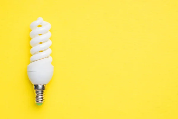 Bombilla blanca sobre fondo amarillo brillante con espacio de copia Enfoque selectivo . — Foto de Stock