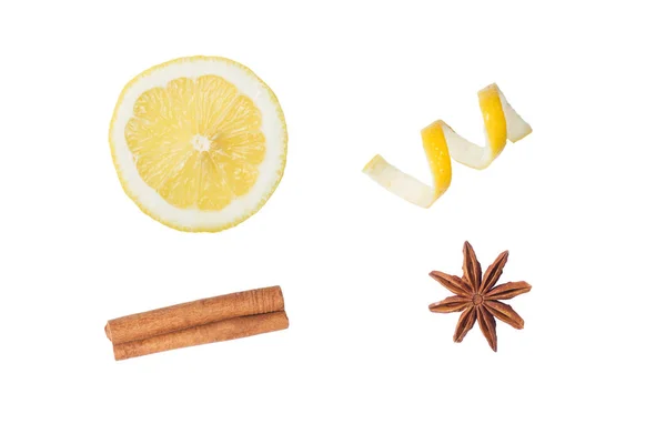 Bagian longitudinal lemon dan lemon peel chips. Kayu manis dan bintang anise. Terisolasi di atas putih . — Stok Foto
