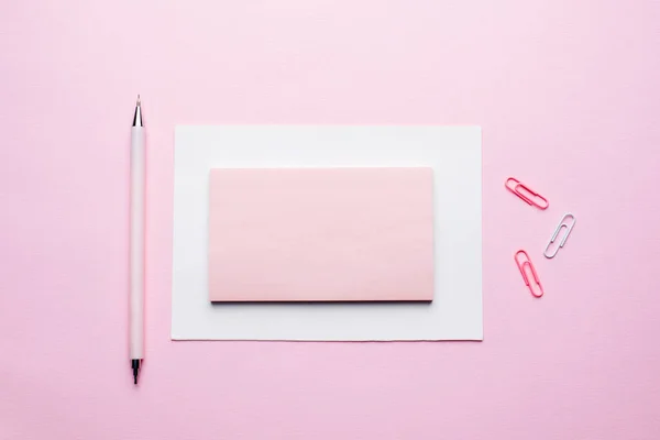 Bloc de notas rosa para texto sobre fondo rosa pastel. Copiar espacio. Vista superior Plano lay — Foto de Stock