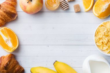 Kahve kruvasan, süt, bal ve meyve Sağlıklı Kahvaltı. Dengeli beslenme. kopyalama alanı