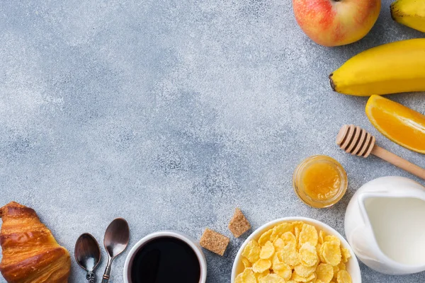 Desayuno saludable de croissants de café, leche, miel y fruta. Dieta equilibrada. espacio de copia — Foto de Stock