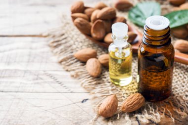 Ahşap arka planda şişebadem yağı. Concept Spa, aromaterapi ve tıp. Kopyalama alanı