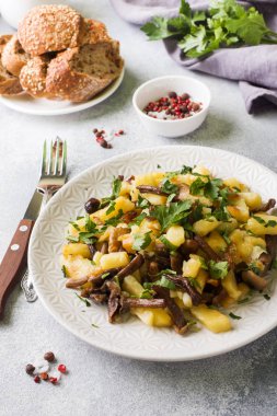 Kızarmış patates mantar ve taze otlar.