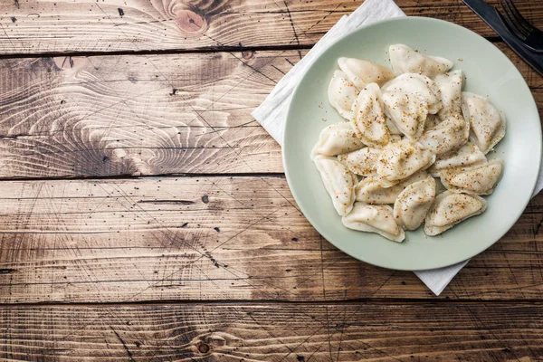 Dumplings, gevuld met vlees, ravioli. Traditionele Russische schotel pelmeni. Dumplings met vulling horizontale — Stockfoto