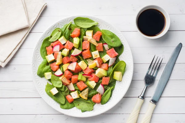 Пхати Гавайських салат з лососем, авокадо шпинат і овочі на тарілку, на білий таблиці. — стокове фото