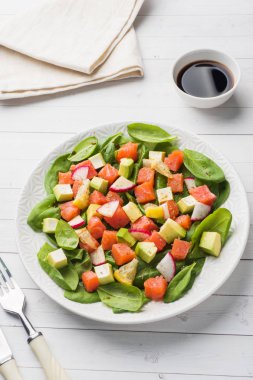 Hawaii salata somon, avokado ıspanak ve beyaz bir tablo bir tabakta sebze ile poke.