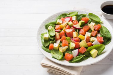 Hawaii salata somon, avokado ıspanak ve beyaz bir tablo bir tabakta sebze ile poke.