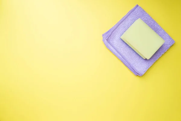 Limpieza de colores esponjas y pinceles sobre fondo amarillo. Concepto de limpieza del hogar. Vista superior, espacio de copia . — Foto de Stock