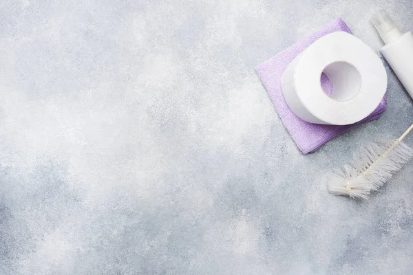 Rollo de papel higiénico blanco sobre fondo gris con espacio de copia . — Foto de Stock