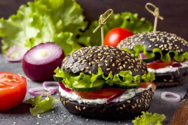Süzme peynir krema ve sebze ile Vejetaryen Burger.