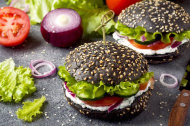 Süzme peynir krema ve sebze ile Vejetaryen Burger.